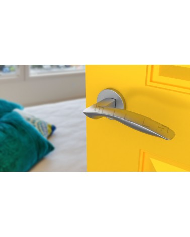 Puxador de porta cromado acetinado ROBINE ferragens design vista de cima inclinada montado numa porta