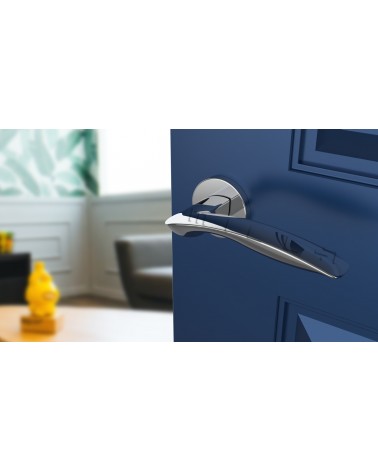 Puxador de porta Retro ROBINE ferragens design montado numa porta ligeiramente entreaberta
