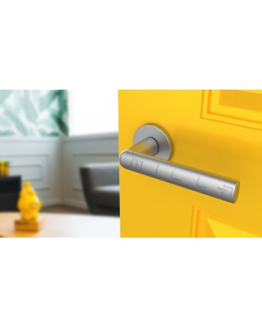 Puxador de porta moderno SILENA puxador design cor 1 vista de cima inclinada montado numa porta