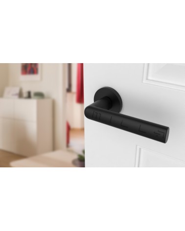 Puxador de porta preto SILENA ferragens design vista inclinada montado numa porta