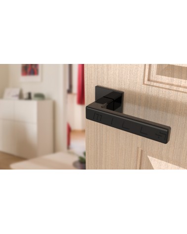 Puxador de porta TILLIA porta interior design cor 1 vista inclinada montado numa porta