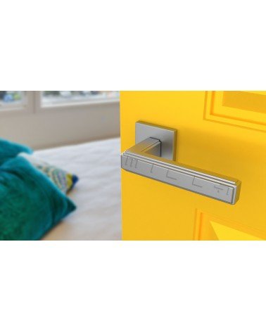Puxador de porta em placa quadrada RAFLESIA puxador design montado numa porta amarela aberta