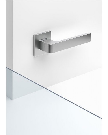 Puxador de porta Mandelli Lario puxador design cor 2 montado numa porta