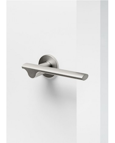 Puxador de porta níquel acetinado Mandelli Ara puxador design montado numa porta