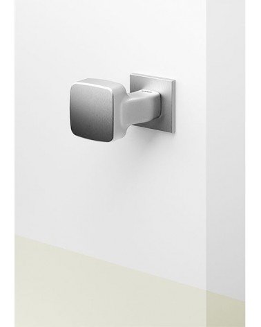 Botão de porta cromado polido Mandelli Carrè puxador design montado numa porta