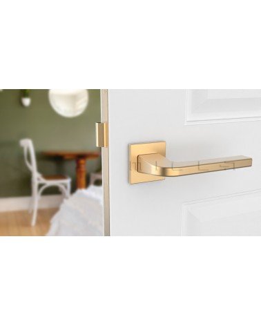 Puxador de porta dourado mate ISMENA puxador design montado numa porta