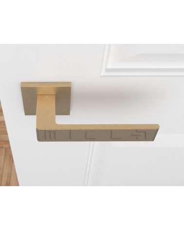 Puxador de porta dourado mate Apollo design vista de cima montado numa porta