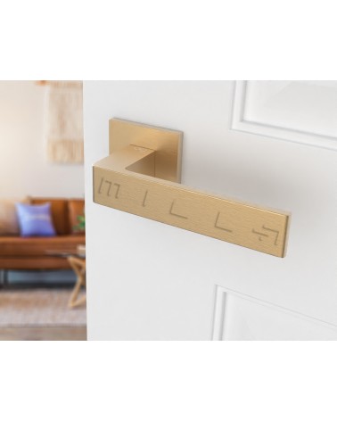 Puxador de porta dourado mate Apollo design vista inclinada montado numa porta