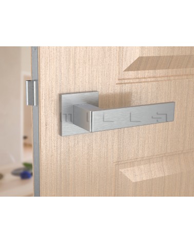 Puxador de porta cromado escovado Apollo puxador design vista de frente montado numa porta