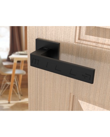 Puxador de porta preto Apollo design vista inclinada montado numa porta