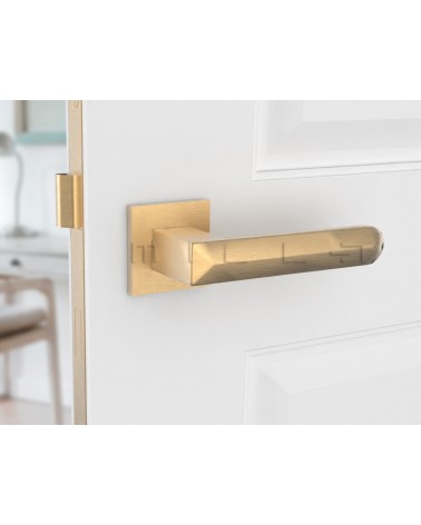 Puxador de porta ouro mate BOHEMA numa porta branca, vista de lado esquerdo