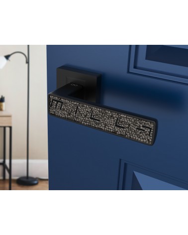 Puxador de porta tendência GLAMOUR ferragens design vista inclinada montado numa porta