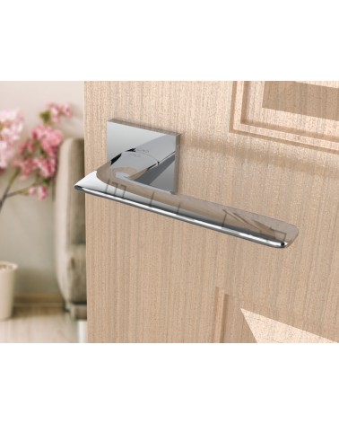 Puxador de porta line GIULIA puxador design cor 1 vista de cima inclinada montado numa porta