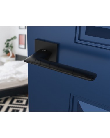 Puxador de porta preto line GIULIA puxador design vista de cima inclinada montado numa porta
