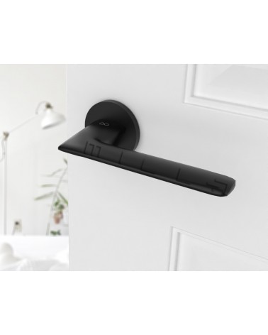 Puxador de porta preto Line GIULIA puxador design vista de cima inclinada montado numa porta