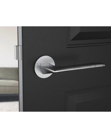 Puxador de porta em zamak Line GIULIA puxador design cor 2 vista de frente montado numa porta entreaberta