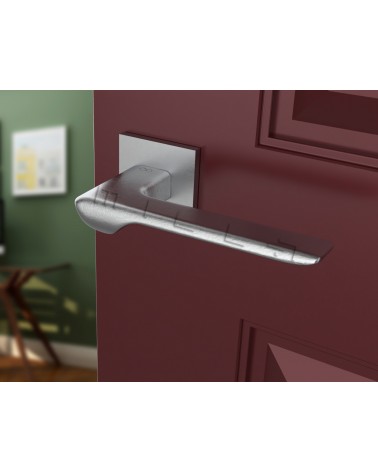 Puxador de porta cromado escovado LIGNE puxador design vista inclinada montado numa porta