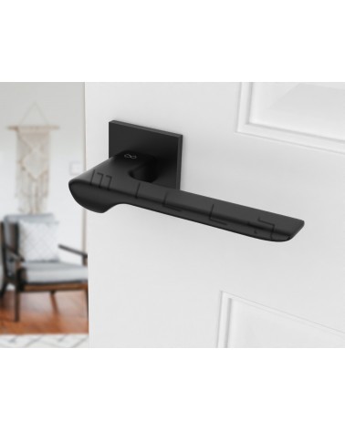 Puxador de porta preto LIGNE design vista inclinada montado numa porta