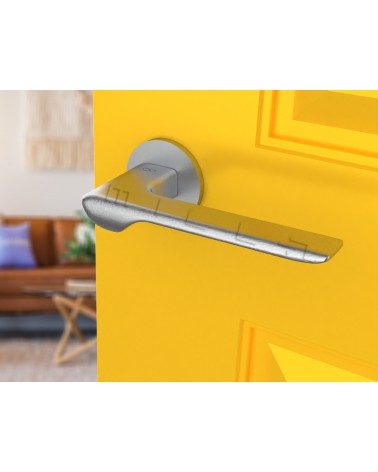 Puxador de porta estilo moderno LIGNE design vista inclinada montado numa porta