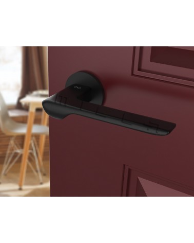 Puxador de porta preto LIGNE design vista inclinada montado numa porta