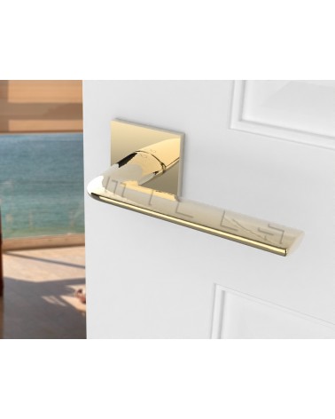 Puxador de porta dourado STINGER puxador design vista inclinada montado numa porta