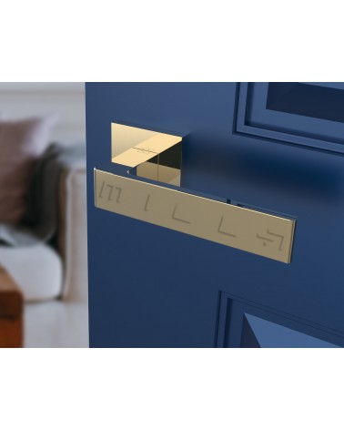 Puxador de porta ouro polido Apollo puxador design vista inclinada montado numa porta