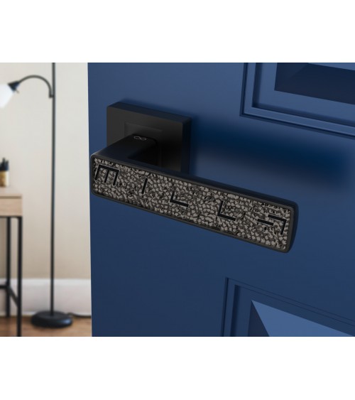 Puxador de porta preto GLAMOUR ferragens design vista de cima montada numa porta