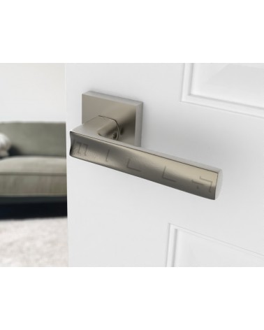 Puxador de porta níquel acetinado DIUNA puxador design vista inclinada montado numa porta