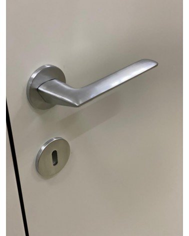 Puxador de porta cromado escovado Line GIULIA puxador design vista de baixo montado numa porta