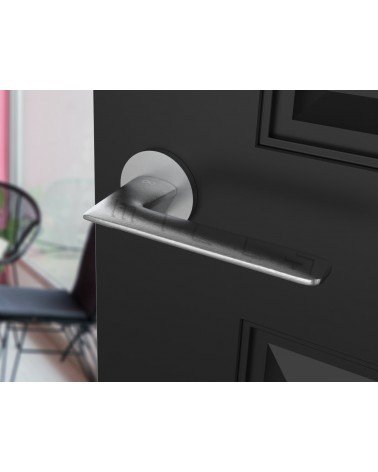 Puxador de porta cromado escovado Line GIULIA puxador design vista de cima inclinada montado numa porta