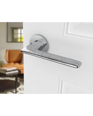 Puxador de porta cromado polido Line GIULIA puxador design vista de cima inclinada montado numa porta