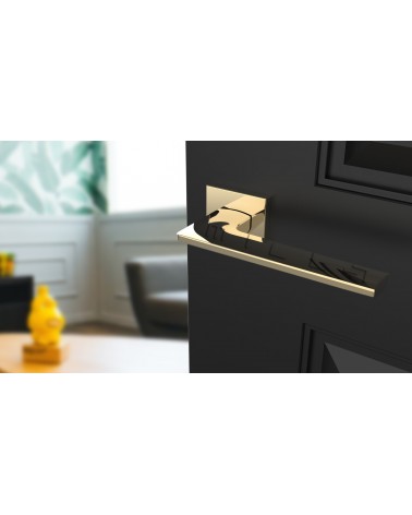 Puxador de porta em placa quadrada LUNARIA puxador design cor 3 vista de cima inclinada montado numa porta