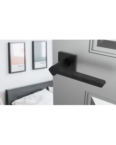 Puxador de porta em placa quadrada NINFEA puxador design cor 1 vista de cima inclinada montado numa porta