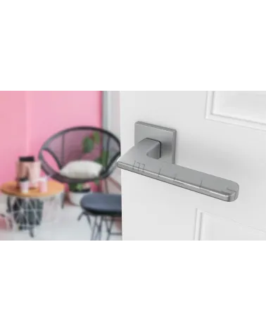 Puxador de porta em placa retangular YUKA puxador design cor 2 vista de cima inclinada montado numa porta