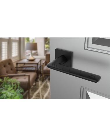 Puxador de porta em placa quadrada LILA puxador design cor 2 vista de cima inclinada montado numa porta