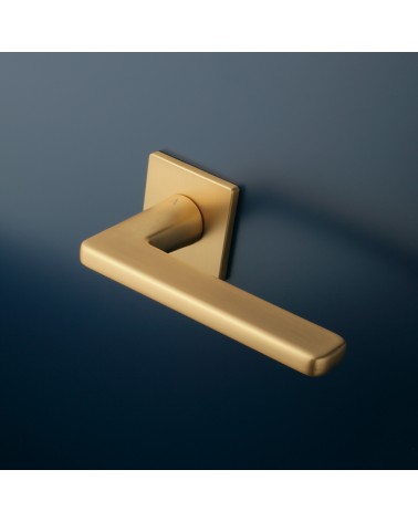 Puxador de porta em placa quadrada SETIA ferragens design cor 5 montado numa porta