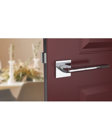 Puxador de porta em zamak LUNARIA puxador design cor 2 vista de frente montado numa porta
