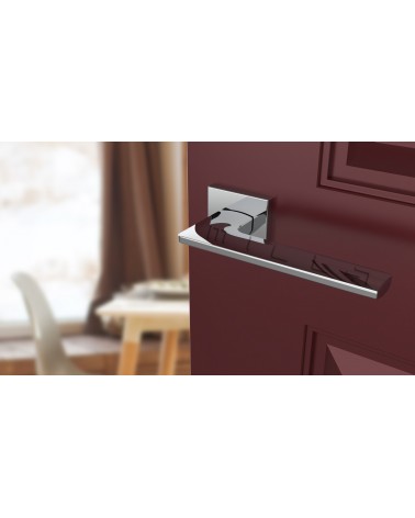 Puxador de porta em zamak LUNARIA puxador design cor 2 vista de cima inclinada montado numa porta