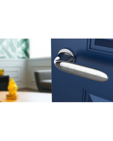 Puxador de porta em zamak PEONIA puxador design cor 1 vista de cima inclinada montado numa porta