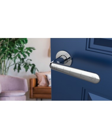 Puxador de porta em zamak ARIA puxador design cor 4 vista de cima inclinada montado numa porta
