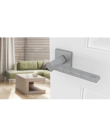 Puxador de porta em zamak NINFEA puxador design cor 2 vista de cima inclinada montado numa porta