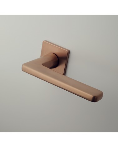 Puxador de porta em zamak SETIA ferragens design cor 3 montado numa porta