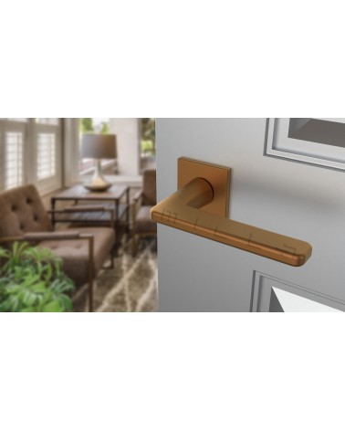 Puxador de porta Contemporâneo SETIA ferragens design cor 3 vista de cima inclinada montado numa porta