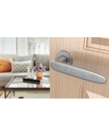 Puxador de porta em zamak ROSA design cor 1 vista de cima inclinada montado numa porta