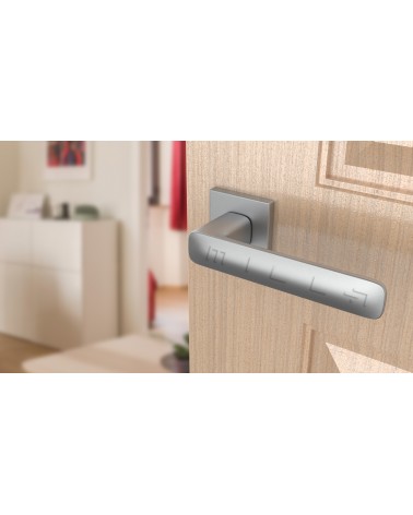 Puxador de porta em zamak STELLA ferragens design cor 1 vista de cima inclinada montado numa porta