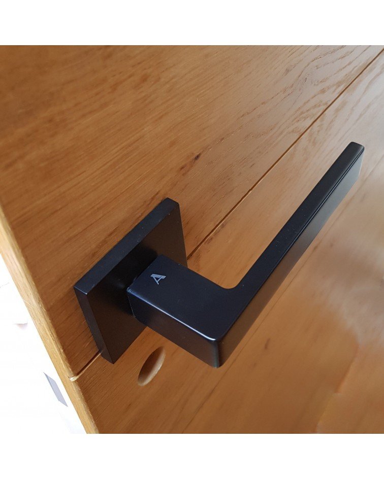Puxador de porta em zamak SULLA puxador design montado numa porta motivo madeira