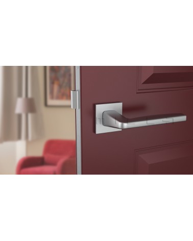 Puxador de porta em zamak ERBA puxador design cor 2 vista de frente montado numa porta