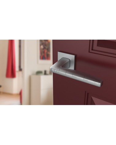 Puxador de porta em zamak ERBA puxador design cor 2 vista de cima inclinada montado numa porta