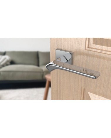 Puxador de porta em zamak BERGERIA puxador design vista de cima inclinada montado numa porta