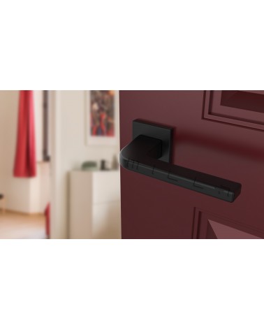 Puxador de porta em placa quadrada ISMENA design vista de cima inclinada montado numa porta